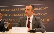 Poverenik za jezik Mladenović: Žalite se ili prekinite konferenciju kada nema prevoda Poverenik za jezik Mladenović: Žalite se ili prekinite konferenciju kada nema prevoda